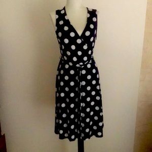 Comfy sleeveless v-neck navy/white polka dot dress